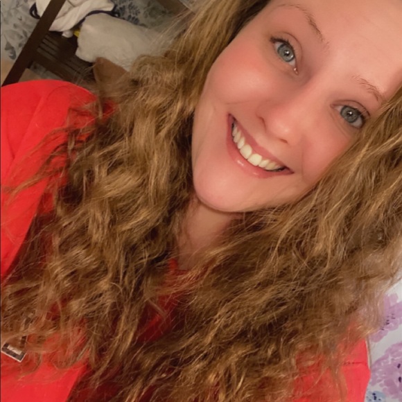 Meet your Posher, Cassandra - Picture 1 of 1